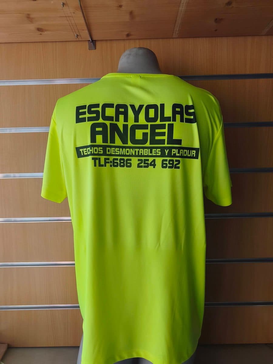 Ropa laboral personalizada con el logo de la empresa.